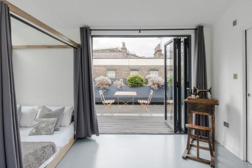 1 dormitorio con cama y ventana grande en Magic Moments - London Bridge - by Frankie Says, en Londres
