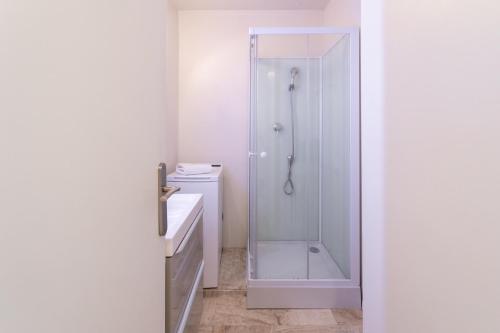 Studio Antibes 5min Train Station & Sea - AC & Balcony