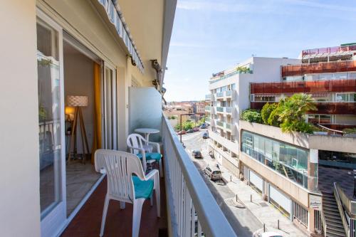 un balcon avec des chaises et une vue sur la ville dans l'établissement Studio Antibes 5min Train Station & Sea - AC & Balcony, à Antibes