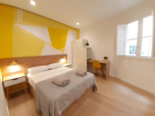 sypialnia z łóżkiem z 2 poduszkami w obiekcie Good Energy Rooms w Alicante