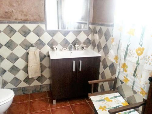 Kupaonica u objektu One bedroom house with city view private pool and enclosed garden at Arriate
