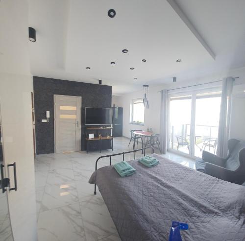 sypialnia z łóżkiem i salon w obiekcie Apartament Malta w Poznaniu