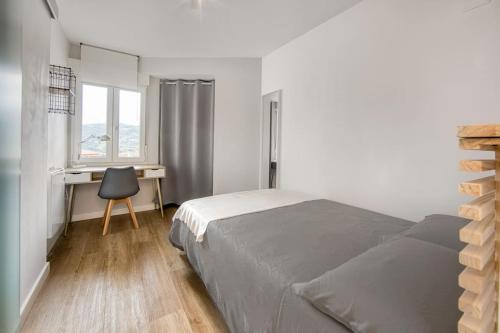sypialnia z łóżkiem, biurkiem i krzesłem w obiekcie 642A Apartamento con vistas en Oviedo w mieście Oviedo