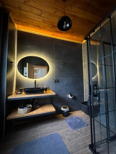 La salle de bains est pourvue d'un lavabo et d'un miroir. dans l'établissement Karadeniz River Palace, à Çamlıhemşin