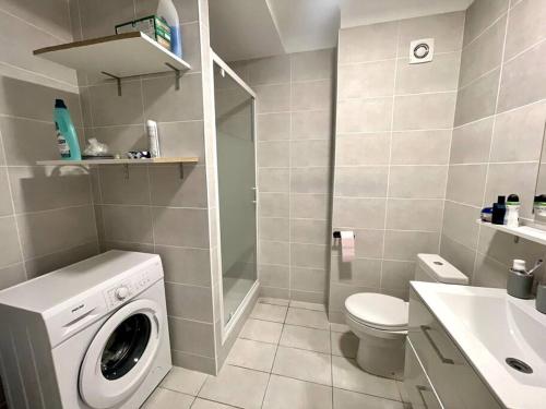 une salle de bain avec machine à laver et toilettes dans l'établissement Superbe appartement 2P climatisé - Plages à pieds, à Juan-les-Pins