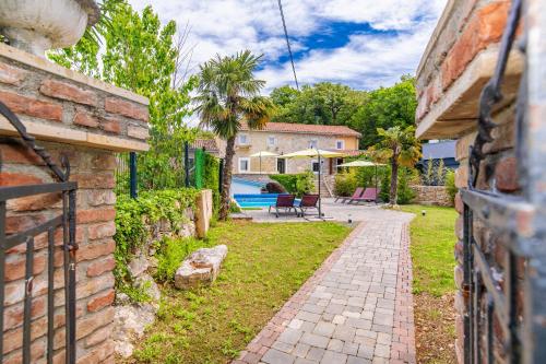 Bazén v ubytovaní Villa Cati Ferienhaus mit beheiztem Pool alebo v jeho blízkosti