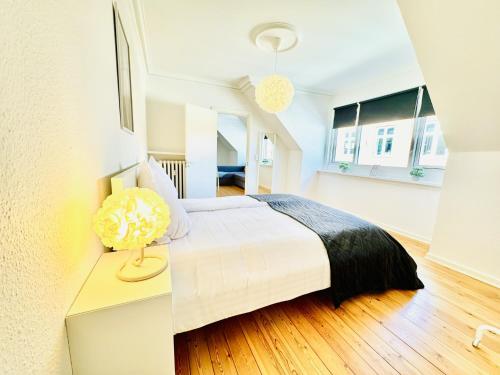1 dormitorio con 1 cama, mesa y ventanas en aday - 1 bedroom balcony apartment on the pedestrian street in Randers en Randers