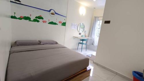 金馬崙高原的住宿－MUSANG ONG HOTEL，卧室配有一张床和一张桌子
