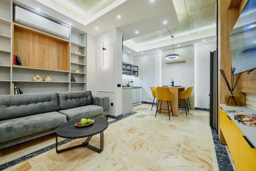 una sala de estar con un sofá y una mesa en Florance Rentals Luxury Apartments in Burgas, en Burgas