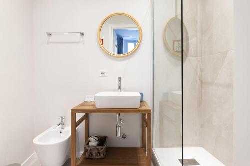 ミラノにあるYouhosty - Ticinese Suite 1の洗面台と鏡のあるバスルーム