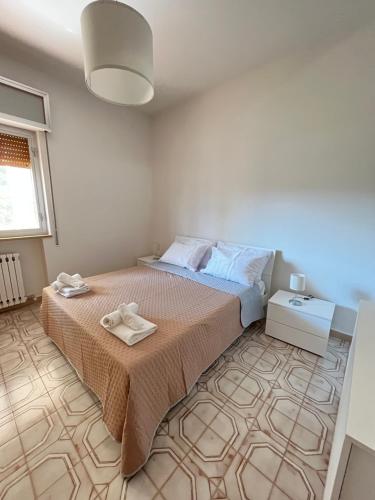 - une chambre avec un lit et 2 serviettes dans l'établissement Apartment near the sea, à Tarente