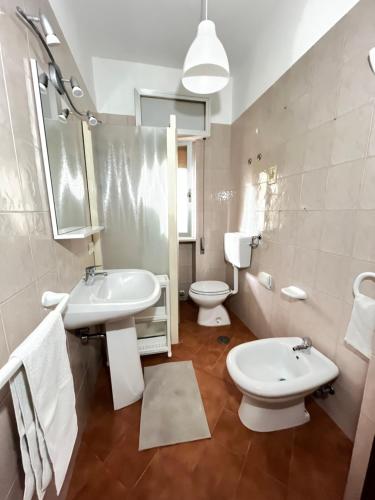 La salle de bains est pourvue d'un lavabo et de toilettes. dans l'établissement Apartment near the sea, à Tarente