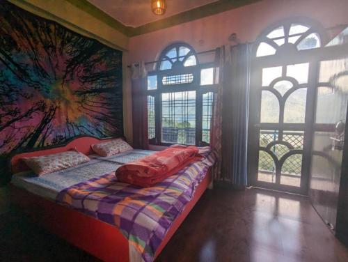 Goroomgo Mount Kailash Homestay - Natural Landscape & Mountain View tesisinde bir odada yatak veya yataklar