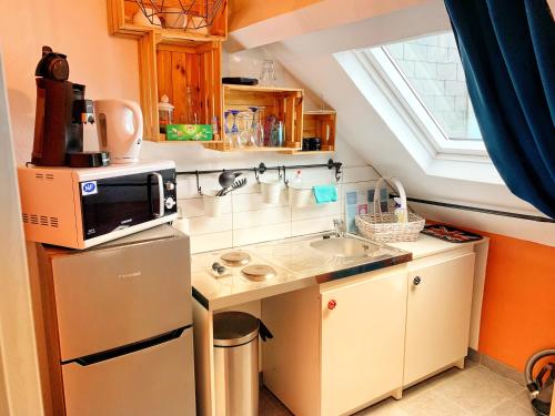 a small kitchen with a sink and a window at Appartement agreable et zen in Boulogne-sur-Mer