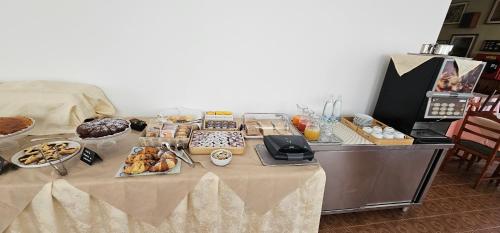 un tavolo con buffet con cibo sopra di Hotel Sara*** Cesenatico a Cesenatico