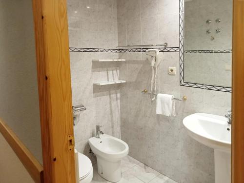 A bathroom at Apartamentos Gavín Biescas 3000