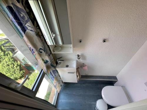 Elle comprend une petite salle de bains pourvue de toilettes et d'une fenêtre. dans l'établissement Duplex avec piscine, parking et proche des plages, à Fréjus