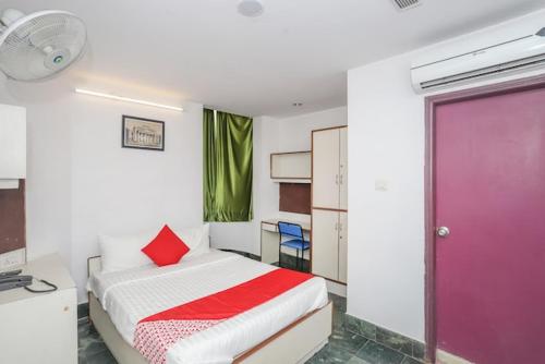 sypialnia z łóżkiem z czerwonymi drzwiami i biurkiem w obiekcie Hotel Townhall w mieście Bengaluru