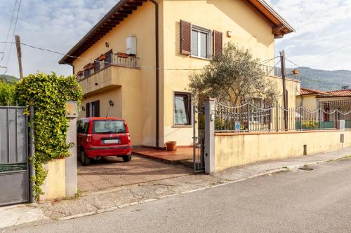 a red van parked in front of a house at Casa Massa in Massa