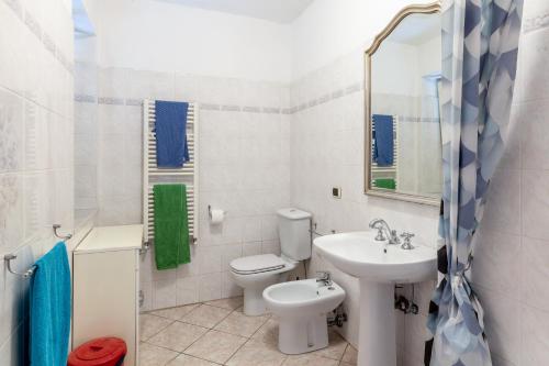 Baño blanco con aseo y lavamanos en Casa vacanza Massa, en Massa