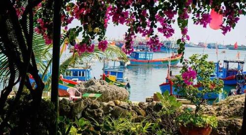 Taman di luar Hoa Bien Motel