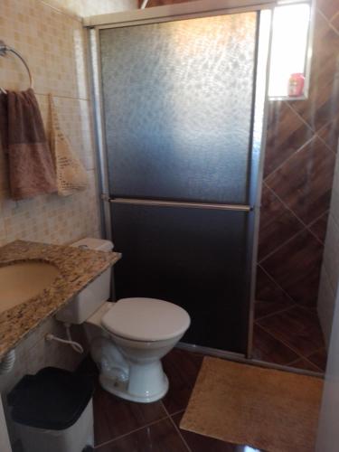 a bathroom with a shower with a toilet and a sink at Cantinho da Roça in Cunha