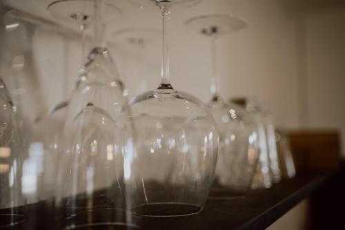 una fila de copas de vino sentadas en una mesa en Taubergießen en Weisweil