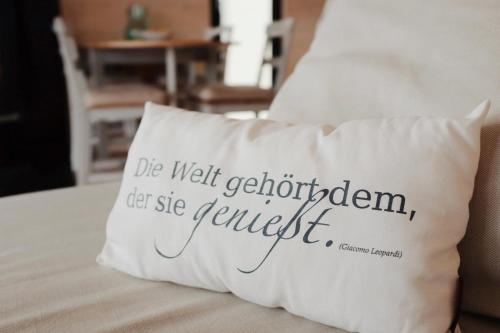 a pillow that says die well gothothiondorothorn dat sig fortress at Waterfront Loft in Brandenburg an der Havel