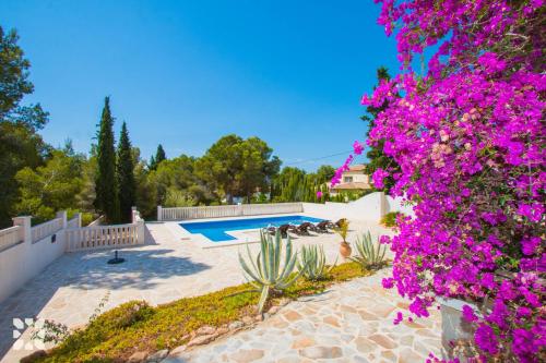 Villa con piscina y flores en Villa California by Abahana Villas en Benissa