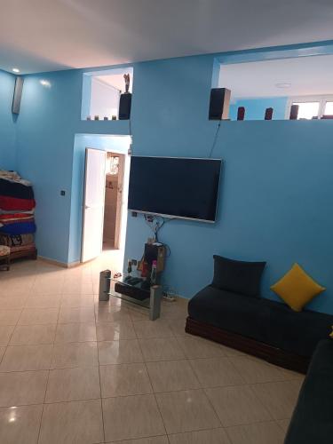 Una televisión o centro de entretenimiento en منزل كامل قرب شاطئ بوزنيقة