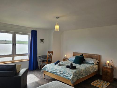 una camera con un letto e una sedia e una finestra di VitaVer, B&B, STL-OR00012F a Orkney