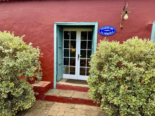 un edificio rojo con una puerta y una señal en él en Finca La Principal en Breña Alta