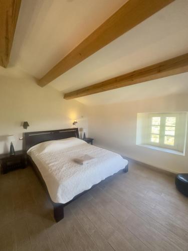 une chambre avec un lit et une fenêtre dans l'établissement Superbe maison avec jacuzzi, à Aregno