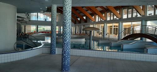 un gran edificio con piscina y escaleras en Velence Resort Apartman, en Velence