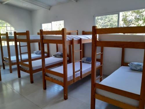 מיטה או מיטות קומותיים בחדר ב-Pousada Solar do Lazer