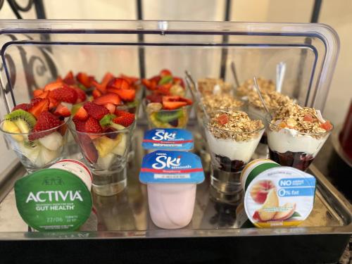 エアにあるBeachesのたくさんのデザートとミルクシェイクが詰まった冷蔵庫