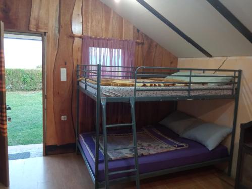 Cette chambre avec lits superposés se trouve dans une maison. dans l'établissement Holiday house Green hill in Zagorje, 