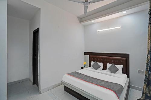 En eller flere senger på et rom på Signature Hotel Noida-62