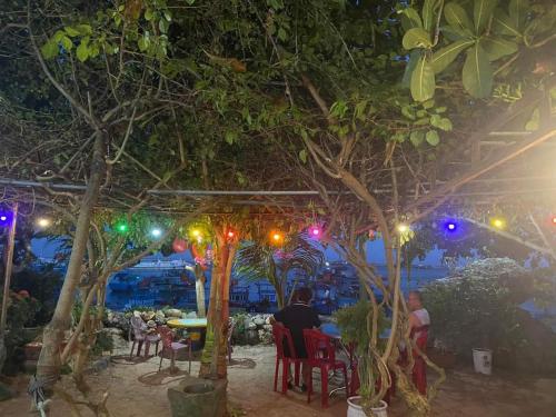 Taman di luar Hoa Bien Motel