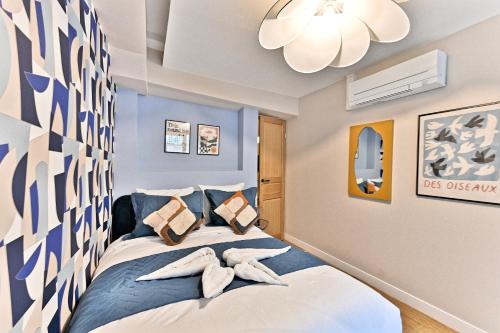 une chambre avec un lit avec deux serviettes dessus dans l'établissement Appartement 3 chambres proche Châtelet-Les Halles, à Paris