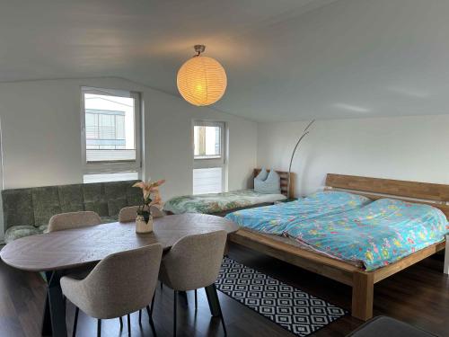 um quarto com uma cama, uma mesa e cadeiras em House Susanne em Colônia
