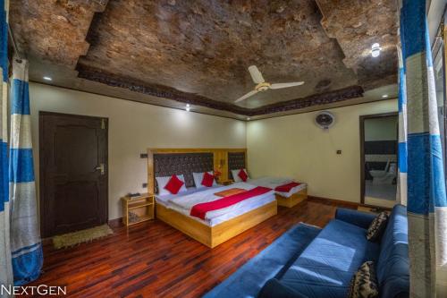 una camera con letto e divano di Green One Hotel a Ponedas