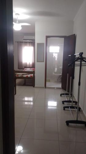 a room with a gym with a room with a bed at POUSADA DAS NAÇÕES ll in Indaiatuba