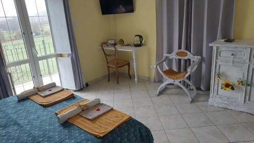 a bedroom with two towels on a bed and a table at B&B Villa S Anna Hospitality Solutions in Arquata Scrivia