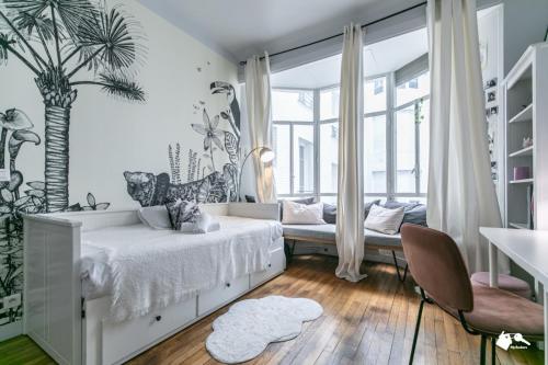 - une chambre avec un lit et une grande fenêtre dans l'établissement MBA - Paris 17 - Luxury Appart, à Paris
