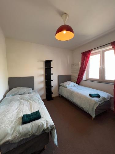 Un dormitorio con dos camas y una ventana. en Zimmervermittlung Hemelingen, en Bremen