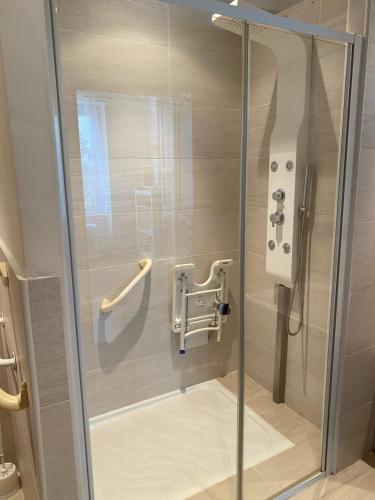 um chuveiro com uma porta de vidro na casa de banho em Maison le Rêve em Falicon