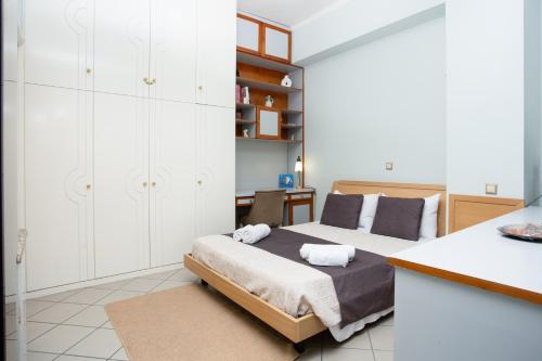 - une petite chambre avec un lit et un bureau dans l'établissement Art of urban hospitality!, à Mytilène