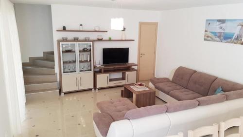 sala de estar con sofá y TV en Ferienhaus in Banjole mit Privatem Pool - b54913, en Banjole