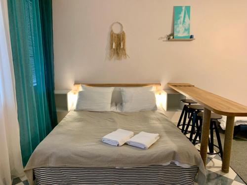 - une chambre avec un lit et 2 serviettes dans l'établissement Hippocampus, à Varna